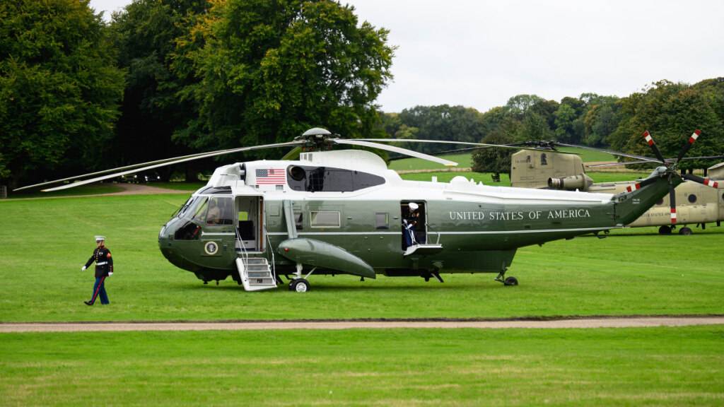Marinesoldaten sind beschäftigt an Marine One, als Präsident Donald Trump in Chequers in der Nähe von Aylesbury, England, ankommt. Foto: Leon Neal/Pool Getty Images/dpa