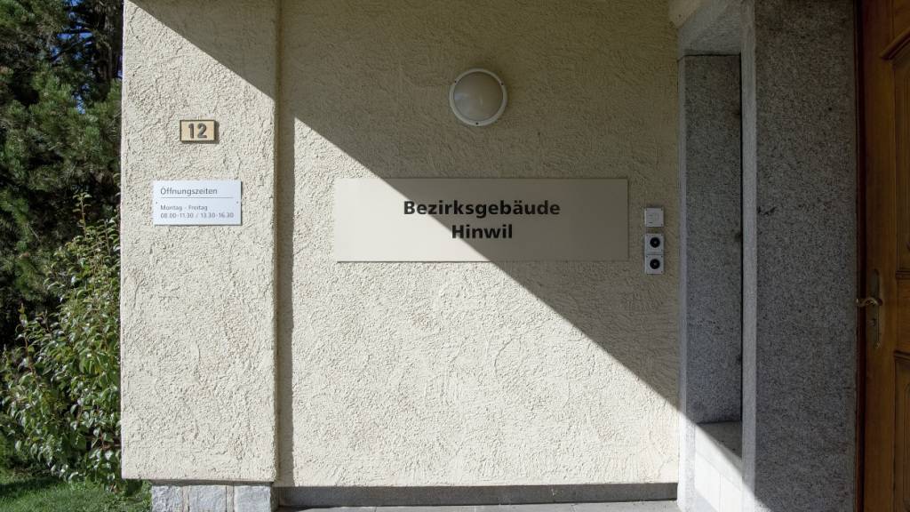 Ein 65-jähriger Schweizer muss sich am Dienstag vor dem Bezirksgericht Hinwil verantworten. Er soll seine Tochter jahrelang immer wieder sexuell missbraucht haben. (Symbolbild)