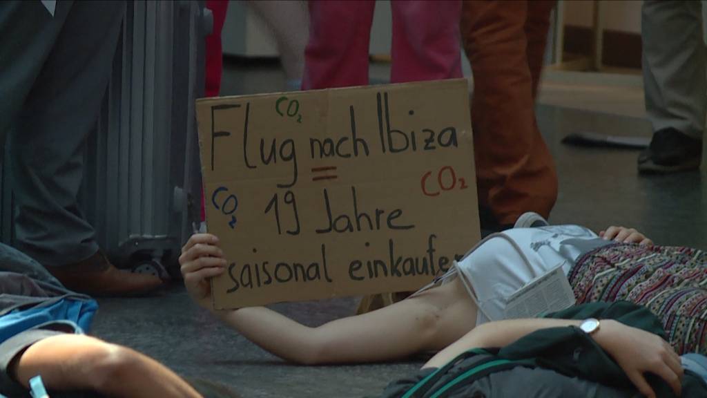 Klimaaktivisten demonstrieren am Flughafen Zürich