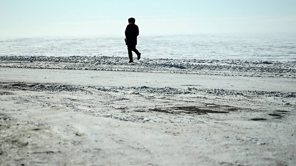 ARCHIV - Ein Mann am Rande des Polarmeers in Tuktoyaktuk in der Arktis. Foto: Britta Pedersen/dpa