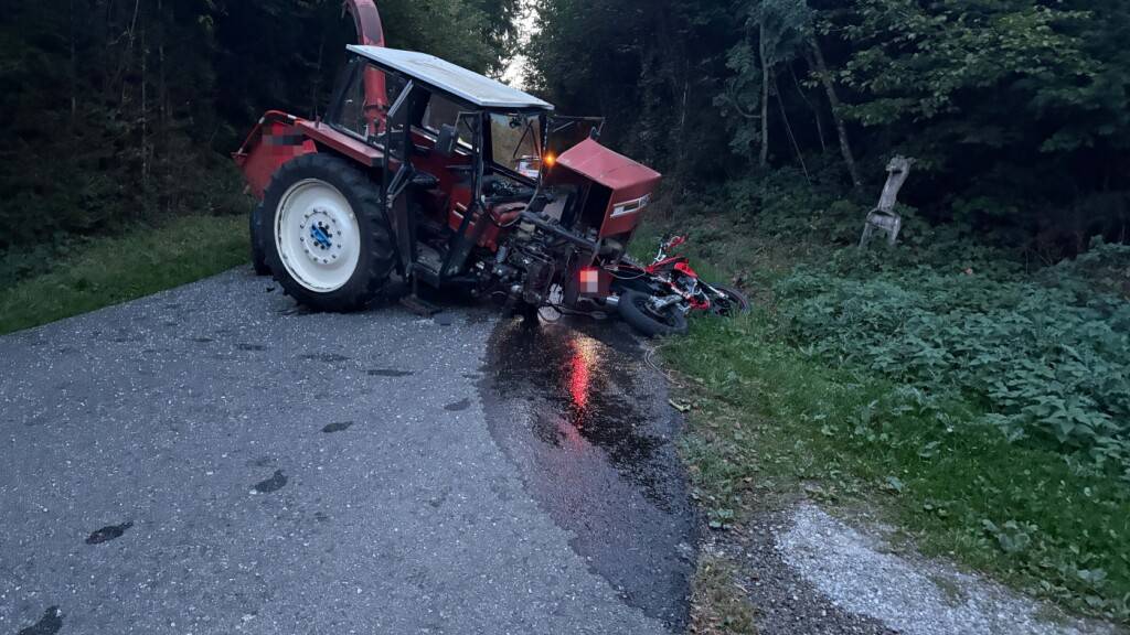 Der Töfffahrer kollidierte auf der Ottenbergstrasse in Berg TG frontal mit einem Traktor.