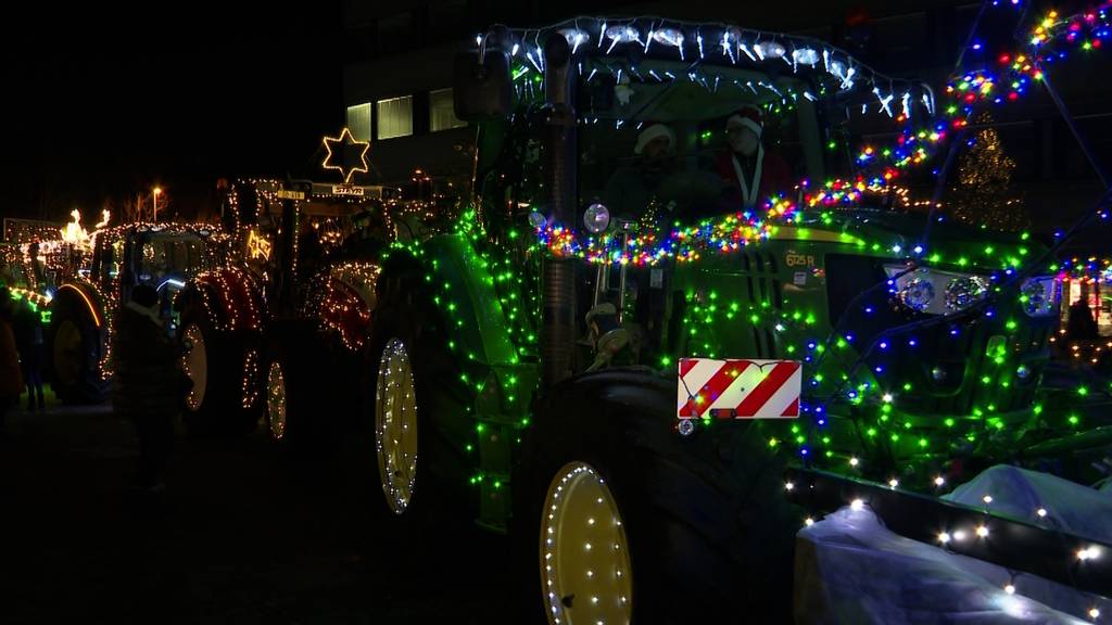 Thumb for ‹Weihnachtliche Traktoren: Bauern danken Bevölkerung in Solothurn mit Umzug ›