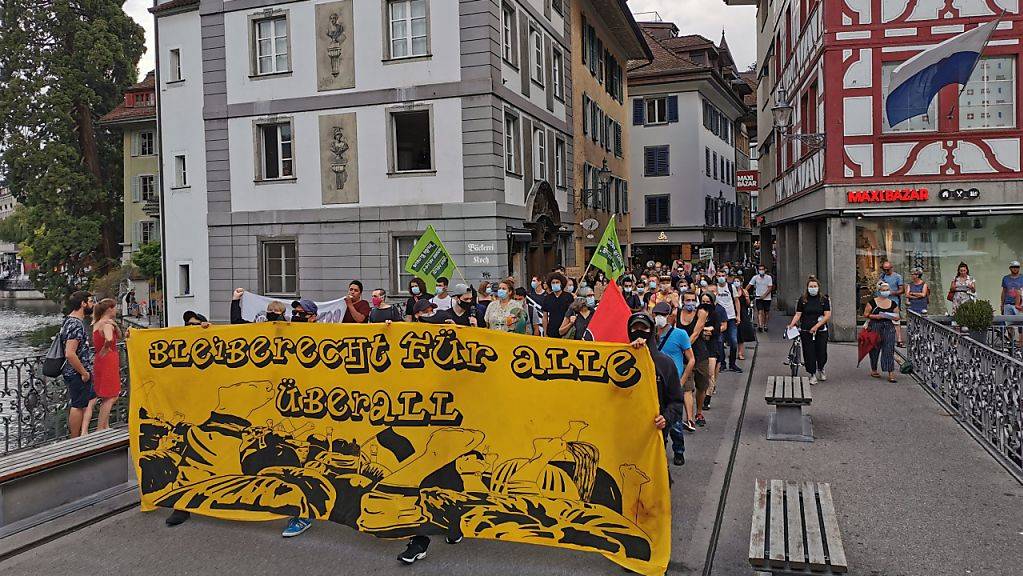 Rund 200 Personen haben am Dienstagabend in Luzern für mehr Selbstbestimmung von Flüchtlingen demonstriert.