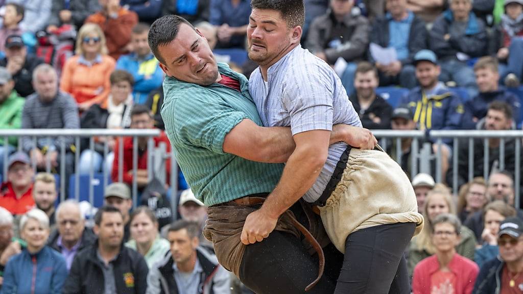 Joel Strebel (grünes Hemd) musste das Bergkranzfest auf dem Stoos vorzeitig abbrechen. Eine MRI-Untersuchung ergab schliesslich einen Kreuzbandriss, der gleichbedeutend mit dem Saisonende ist