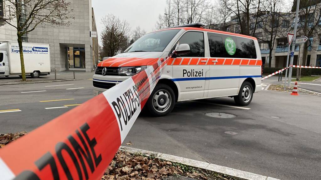 In der Stadt Zug hat am Freitag eine Bombendrohung einen Polizeieinsatz ausgelöst. Sprengstoff wurde keiner gefunden.