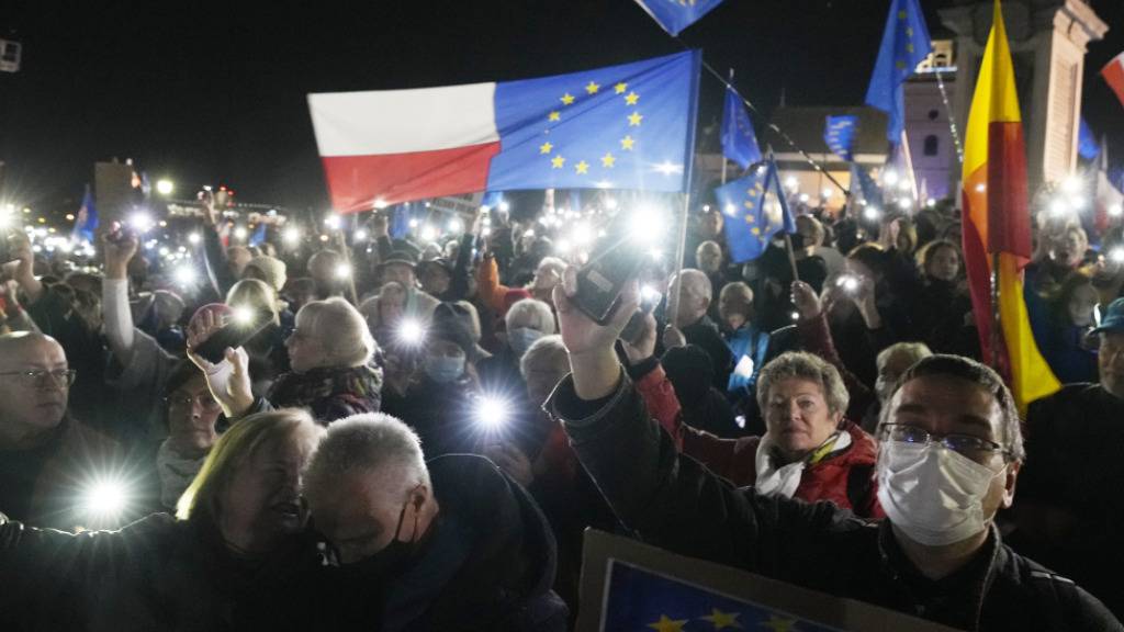 dpatopbilder - Menschen halten die Taschenlampen ihrer Mobiltelefone während einer Demonstration zur Unterstützung der polnischen EU-Mitgliedschaft in Warschau, Polen, hoch. Foto: Czarek Sokolowski/AP/dpa