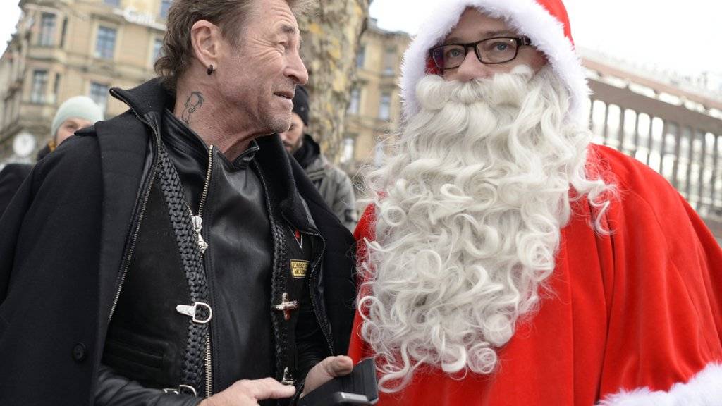 Peter Maffay - hier Ende November mit dem Samichlaus in Zürich - hat mit 66 noch 'mal einen Coup de foudre erlebt (Archiv).