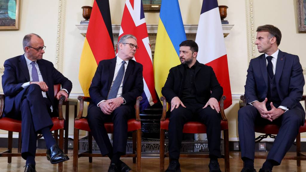 dpatopbilder - Bundeskanzler Friedrich Merz (l-r), der britische Premierminister Keir Starmer, der ukrainische Präsident Wolodymyr Selenskyj und der französische Präsident Emmanuel Macron treffen sich in der Downing Street 10. Foto: Toby Melville/Pool Reuters/AP/dpa