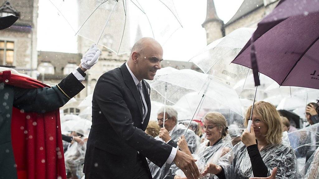 Im Regen: Kulturminister Alain Berset begrüsst im Landesmuseum-Innenhof Gäste der offiziellen Eröffnungsfeier.
