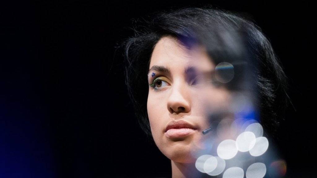 Die russische Aktionskünstlerin Nadeschda Tolokonnikowa attackiert am 13. März 2016 in Köln am Literaturfestival Lit.Cologne den russischen Präsidenten Putin (Archiv)