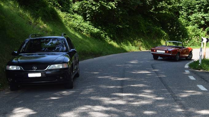 Oldtimer kommt auf Gegenfahrbahn