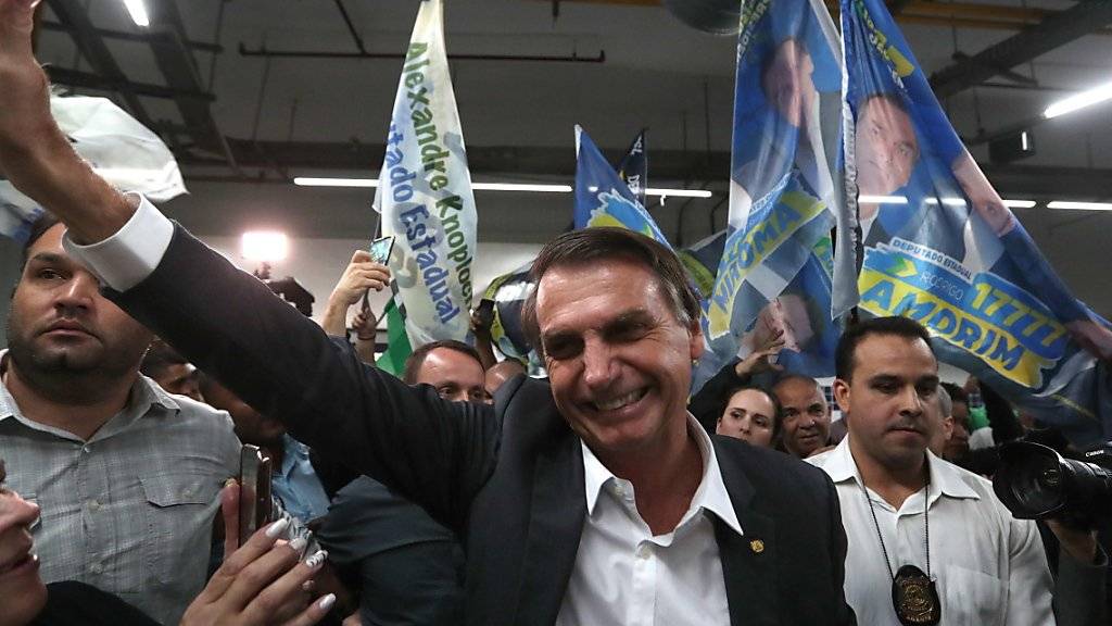 Nach einer Attacke auf den brasilianischen Präsidentschaftskandidaten Jair Bolsonaro soll die Sicherheit für die Bewerber erhöht werden. (Archivbild)