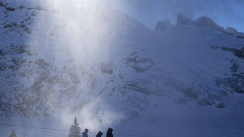 Der Saisonbeginn war vor allem für die Innerschweizer Skigebiete schwierig. Ohne Beschneiung - wie hier im Skigebiet Titlis oberhalb von Engelberg - wäre Skifahren im Dezember vielerorts nicht möglich gewesen.