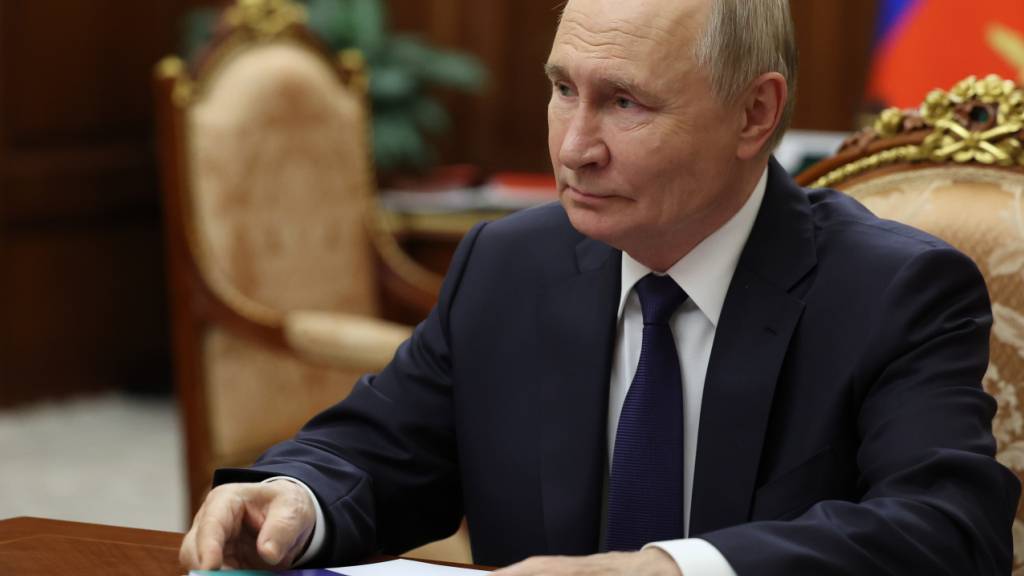 Dieses von der staatlichen russischen Nachrichtenagentur Sputnik via AP veröffentlichte Foto zeigt den russischen Präsidenten Wladimir Putin beim Treffen im Kreml mit dem Gouverneur der Region Moskau, Worobjow. Foto: Mikhail Metzel/Pool Sputnik Kremlin/AP/dpa