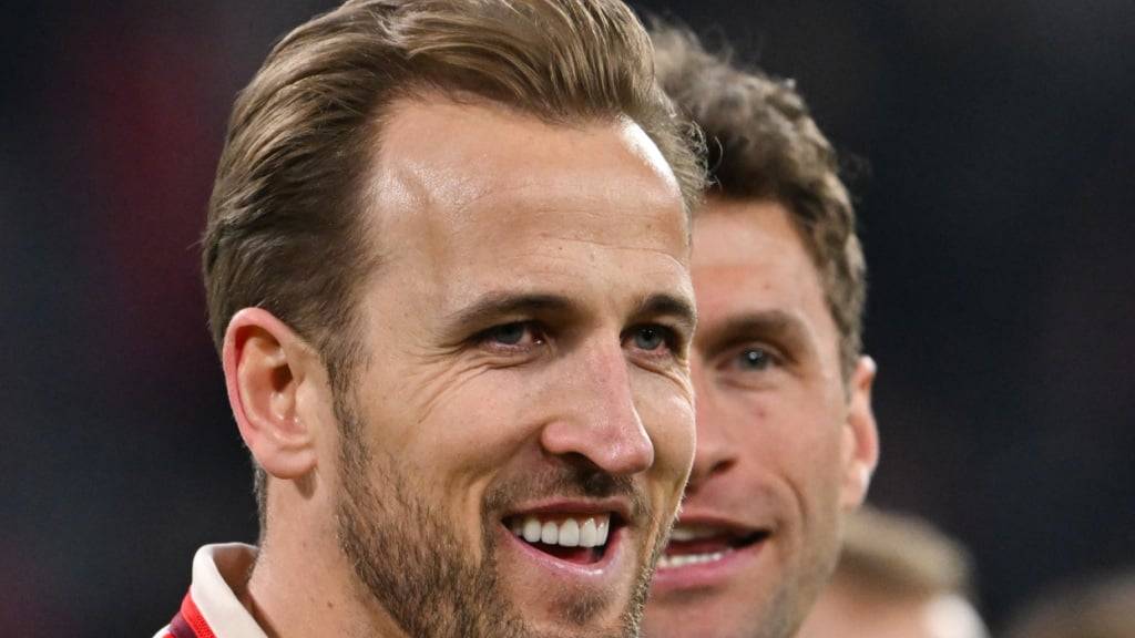 Der bald nicht mehr titellose Harry Kane ist trotz Gelbsperre in Feierlaune - mehr noch als Thomas Müller (hinten) auf dessen Abschiedstour