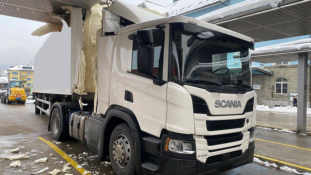 Lastwagen prallt in Baar ZG bei Wendemanöver in Busterminal