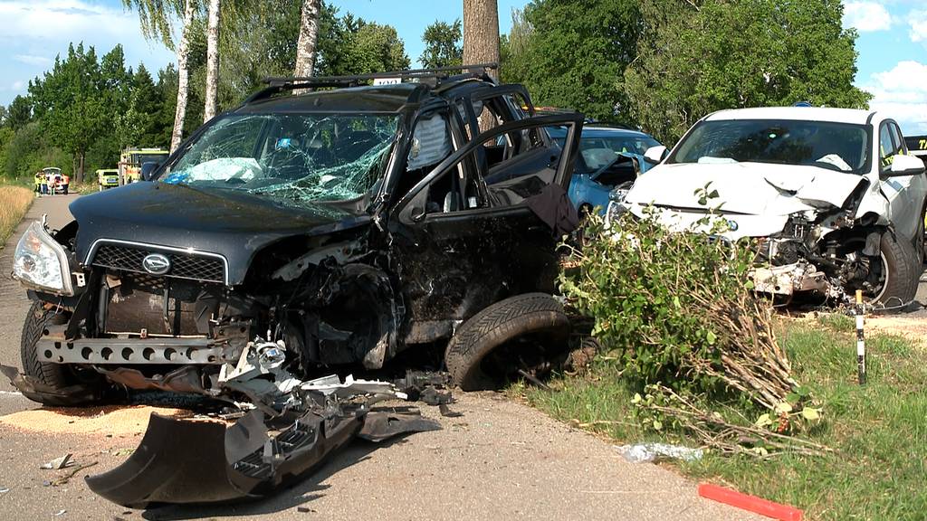 Vier Verletzte bei Kollision mit drei Autos in Riedikon