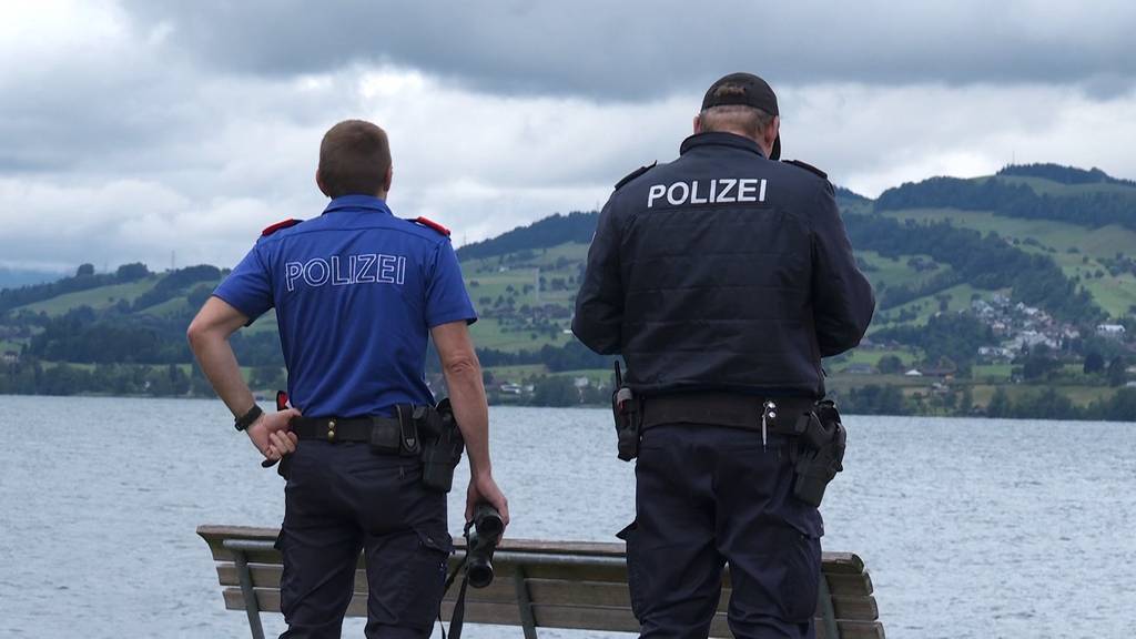 Polizei mit Tauchroboter im Zugersee: «Suche gestaltet sich schwierig»