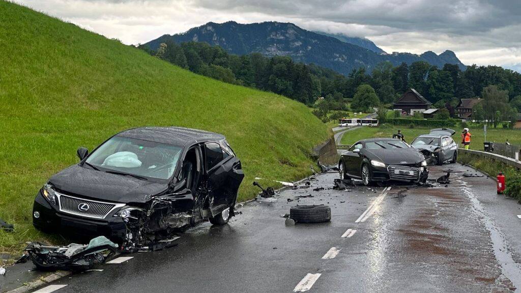 Bei einem Unfall in Greppen LU werden sechs Personen verletzt