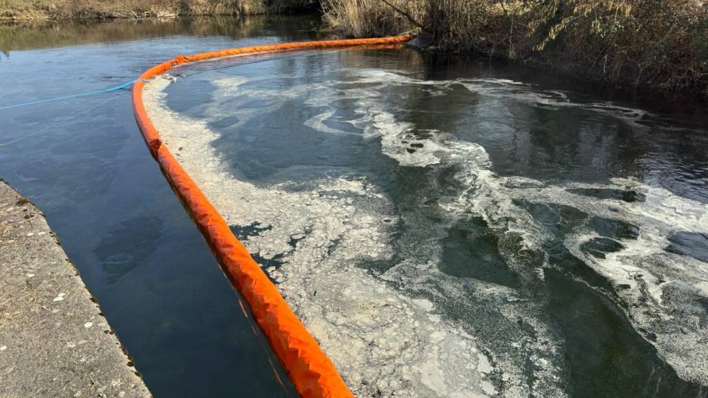 In Hagendorf ZG sind am Donnerstag beim Befüllen eines Heizöltanks mehrere Hundert Liter Heizöl in die Lorze geflossen.