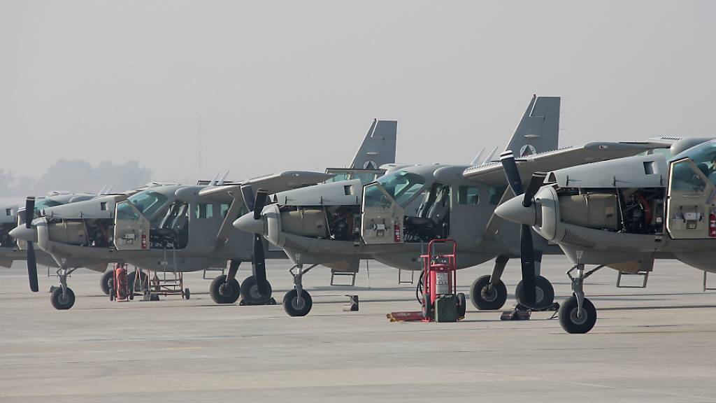 Flugzeuge vom Typ Cessna 208 stehen auf dem Flugfeld in der afghanischen Hauptstadt Kabul. Laut eines Berichts des US-Generalinspektors für den Wiederaufbau in Afghanistan wird die für den Kampf gegen die Taliban wichtige afghanische Luftwaffe zunehmend überbeansprucht.