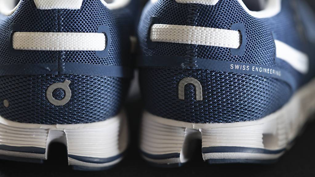 Turnschuhe der Schweizer Firma ON sind nach wie vor gefragt. Der Umsatz ist im zweiten Quartal weiter gewachsen und fürs Gesamtjahr 2023 hat die Firma die Umsatzprognose erhöht.(Symbolbild)