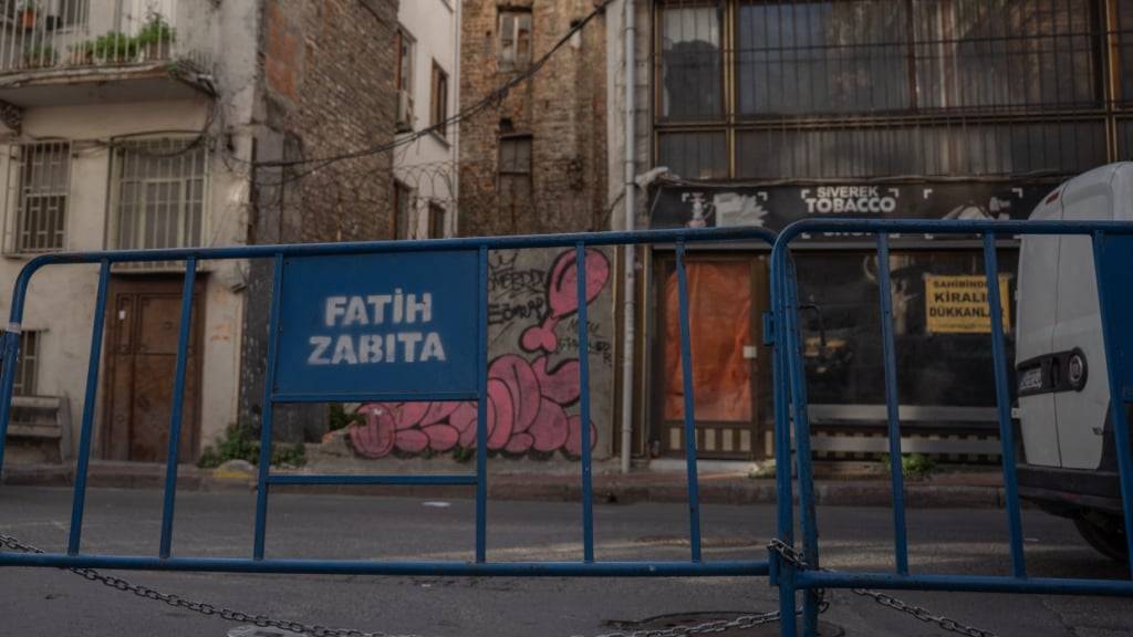 In der Nähe des Hotels im Stadtteil Fatih, in dem die ums Leben gekommenen deutschen Touristen gewohnt hatten, sind Absperrungen der türkischen Stadtpolizei zu sehen. Foto: Ahmed Deeb/dpa