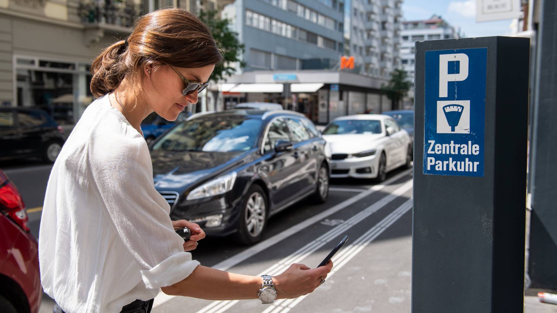 Twint-Nutzer können ihren Parkplatz inzwischen auch direkt aus dem Auto heraus buchen und bezahlen.
