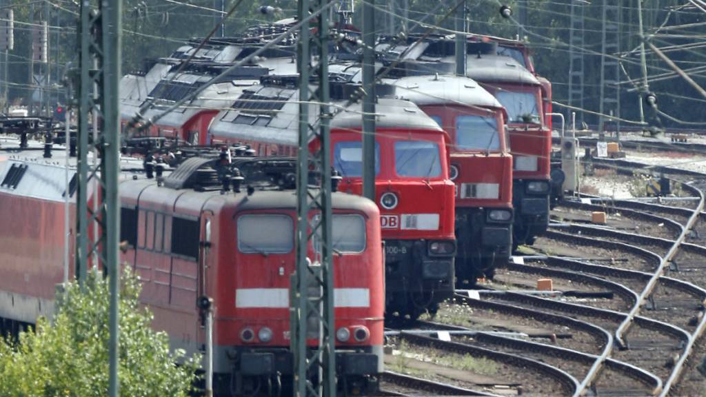 Stehen seit Dienstagabend still: Loks für Güterzüge der Deutschen Bahn. (Archivbild aus der Umgebung von Hamburg)