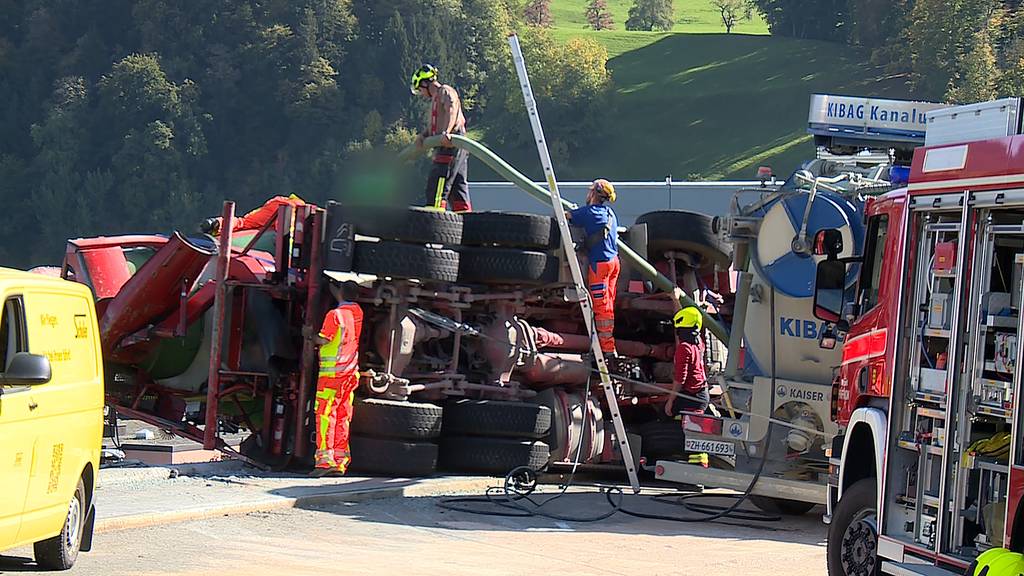 Lastwagen überschlägt sich in Wollerau (SZ): Chauffeur erheblich verletzt