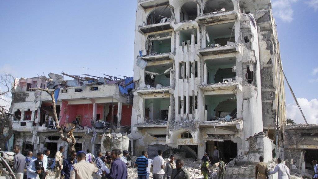 Blick auf das vollständig zerstörte Hotel «Ambassador» in Somalias Hauptstadt Mogadischu. Zu dem Angriff auf das Hotel bekannte sich die militante islamistische Al-Shabaab-Miliz.