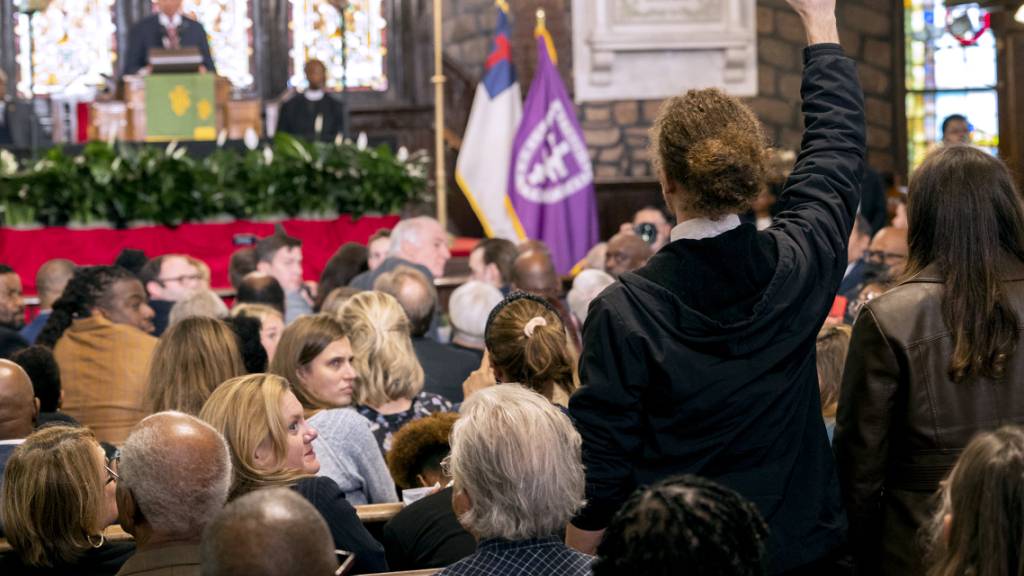 Demonstranten fordern während Joe Bidens Rede in einer Kirche in Charleston einen Waffenstillstand in Nahost. Foto: Mic Smith/AP/dpa