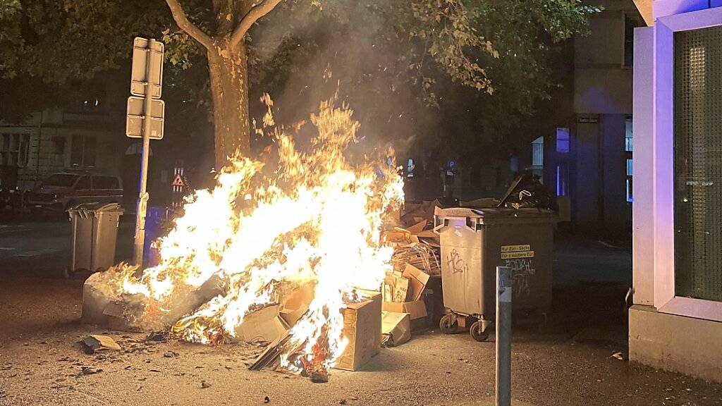 Wohl absichtlich in Brand gesteckt: zur Entsorgung bereitgestellter Karton am Zürcher Beatenplatz.