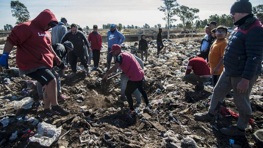 Argentinier entdecken unzählige 100-Dollar-Scheine auf Müllhalde