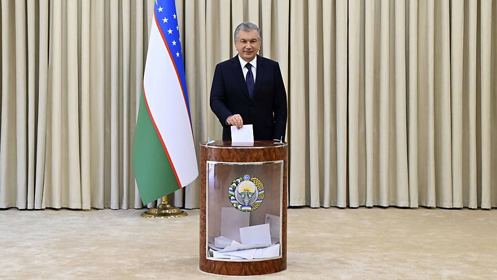 Der Präsident von Usbekistan Schawkat Mirsijojew wirft seinen Stimmzettel in eine Wahlurne.