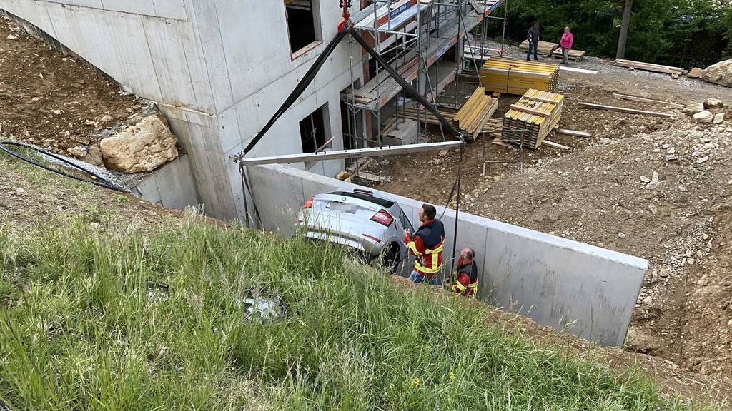 Während dem Fotoshooting rollt das Auto den Abhang hinunter
