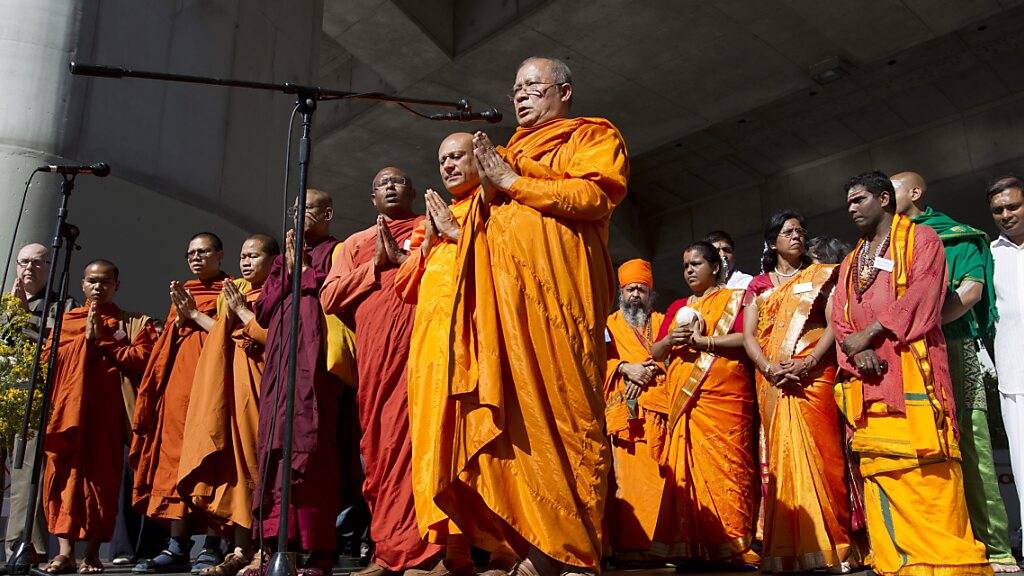 Buddhisten und Vertreter anderer Religionen beim offiziellen Spatenstich für das Berner Haus der Religionen im Jahr 2012. (Archiv)