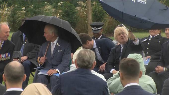 Britischer Premierminister Boris Johnson kämpft mit seinem Regenschirm