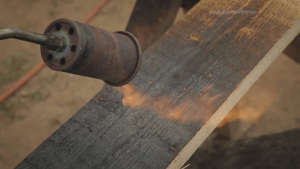 Neuer Bau aus verbranntem Holz in Schattdorf