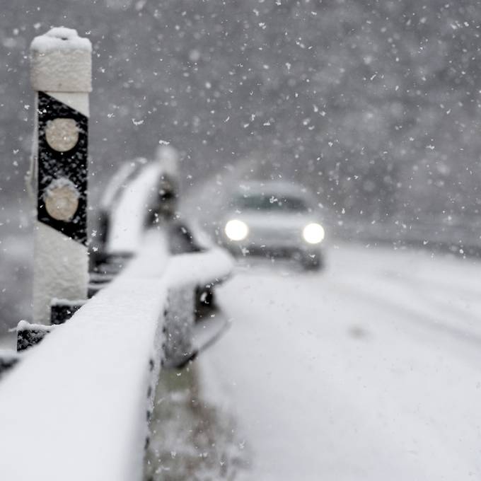 Starke Schneefälle behindern Verkehr nach Süden