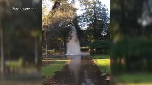 Auto erwischt einen Hydranten
