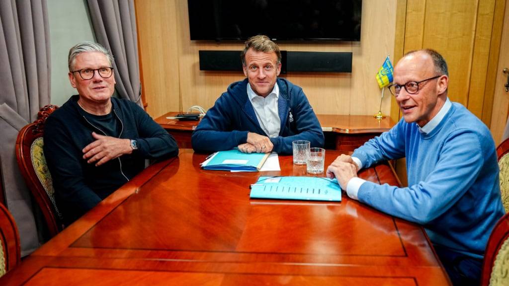 Bundeskanzler Friedrich Merz (r, CDU), Keir Starmer (l), Premierminister von Großbritannien, und Frankreichs Präsident Emmanuel Macron sitzen im Salonwagen des Sonderzugs nach Kiew zusammen. Die Regierungschefs von Deutschland, Frankreich, Großbritannien und Polen treffen in der ukrainischen Hauptstadt den Präsidenten der Ukraine. Die USA wollen zusammen mit den europäischen Ländern eine 30-tägige Waffenruhe zwischen der Russland und der Ukraine erreichen. Foto: Kay Nietfeld/dpa