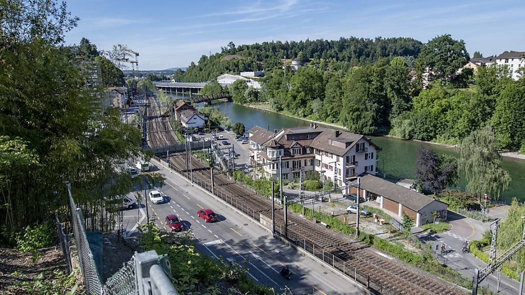 Die Reuss im Luzerner Fluhmühlequartier. Der Kantonsrat hat das Projekt einer Strassenbrücke über das Gewässer noch nicht fallen gelassen. (Archivaufnahme)
