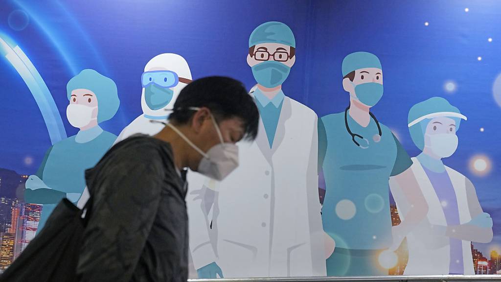 In China breitet sich der schwerste Corona-Ausbruch seit zwei Jahren weiter aus. Vor allem auch Hongkong ist betroffen. Foto: Kin Cheung/AP/dpa