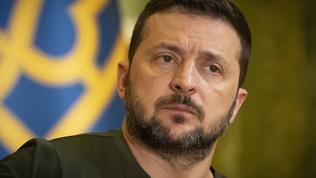 Wolodymyr Selenskyj, Präsident der Ukraine, hält während einer Pressekonferenz inne. Foto: Efrem Lukatsky/AP/dpa