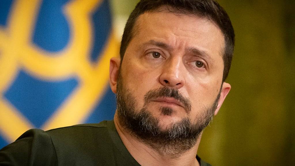 Wolodymyr Selenskyj, Präsident der Ukraine, hält während einer Pressekonferenz inne. Foto: Efrem Lukatsky/AP/dpa
