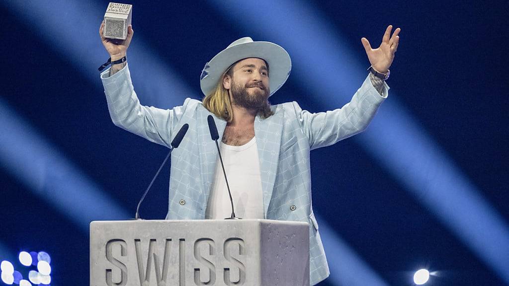 Baschi erhielt am Mittwochabend einen «Stein». Der Popsänger war in der Vergangenheit bereits vier Mal nominiert worden, nun hat es geklappt.