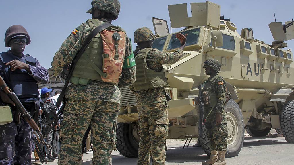ARCHIV - Soldaten der Afrikanischen Union aus Uganda sorgen für Sicherheit in Mogadischu (Archivbild). Ausländische und somalische Militärausbilder sind bei einem Anschlag in der somalischen Hauptstadt getötet worden. Foto: Farah Abdi Warsameh/AP/dpa