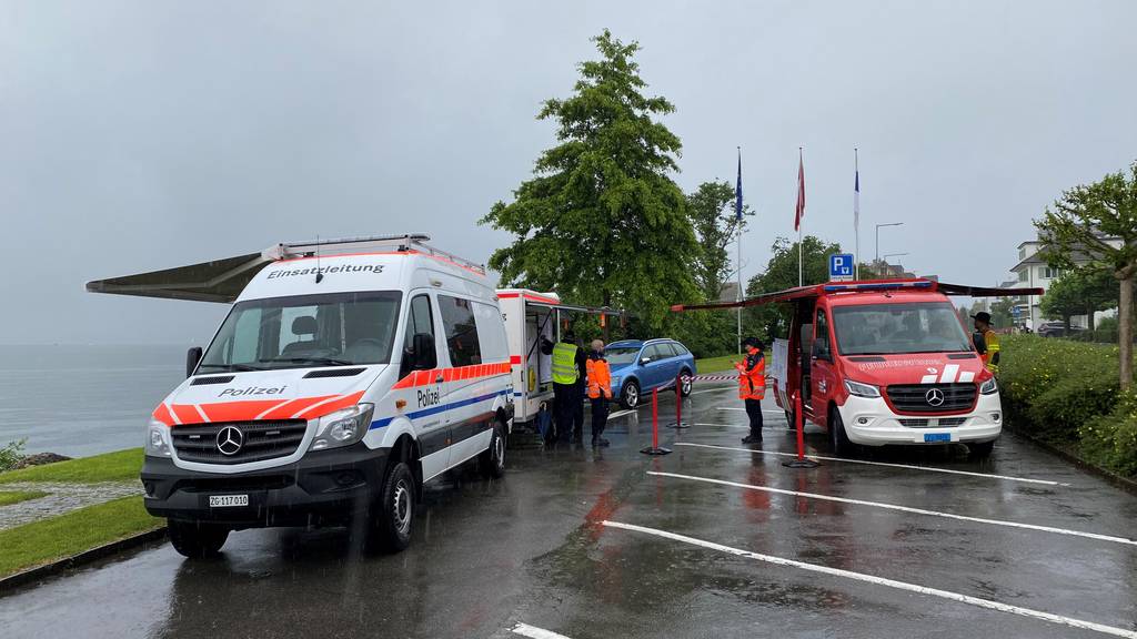 Im Rahmen einer Regatta ist ein Segelboot, besetzt mit drei Männern gesunken. Zwei Personen konnten gerettet werden, den 56-jährigen Begleiter wurde nun tot aufgefunden.