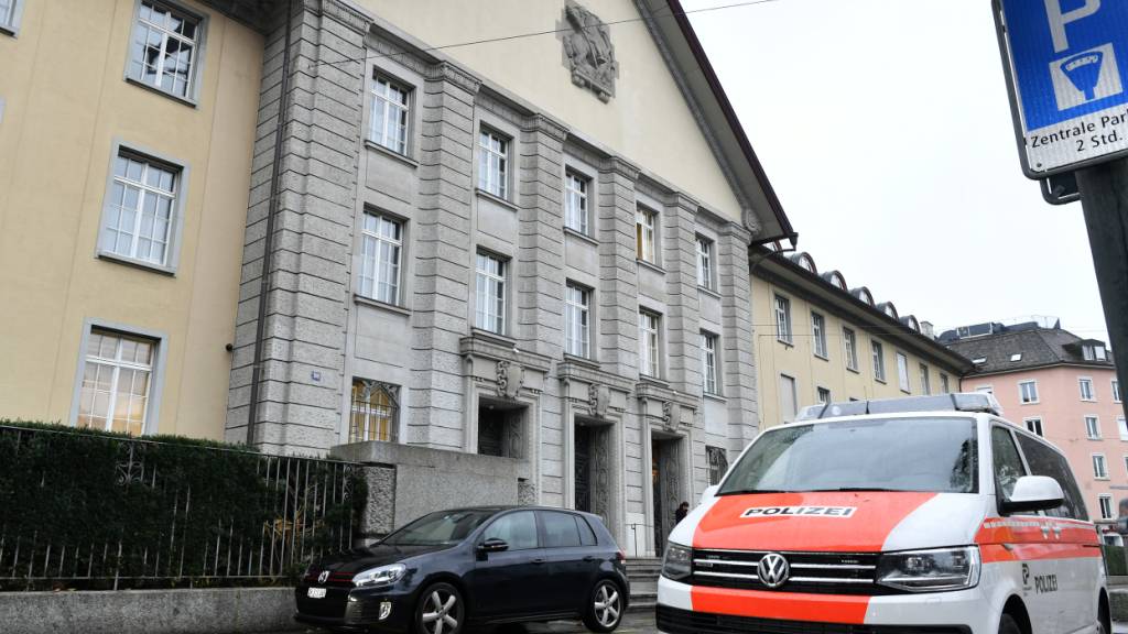Das Bezirksgericht Zürich verurteilte einen 25-jährigen Chinesen wegen mehrfachen versuchten Mordes zu einer 15-jährigen Freiheitsstrafe. Er attackierte am 1. Oktober 2024 drei 5-jährige Buben mit einem Messer. (Symbolbild)
